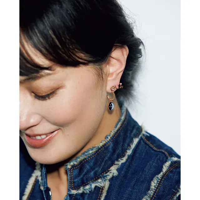 ディオールのジュエリーを着用した板谷由夏