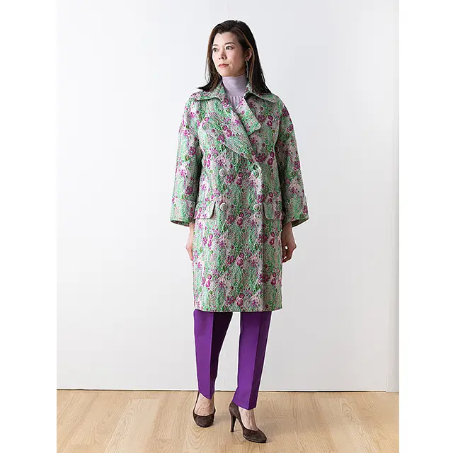 美しいジャカードのコートを主役に、きれいな色を存分に楽しんで