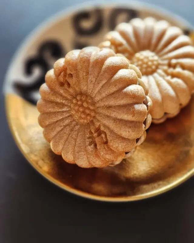 旅先で、食べたことの無い最中を見つけるとつい買ってしまいます。