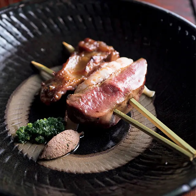 味噌漬けにしたピジョンとしょうゆ漬けにしたボタン海老。鳩の内臓とねぎのペーストとともに。