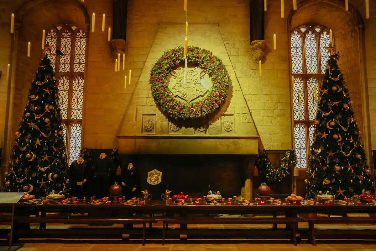 年末年始に「スタジオツアー東京」を訪れたい、と思った方に朗報。今なら、ハリーたちがホグワーツで体験したクリスマスをテーマにした特別企画「ホグワーツ・イン・ザ・スノー」を期間限定開催中（2026年1月12日まで）。昨年日本で初開催され、大好評だった催しが、今年はさらにスケールアップ。話題となっている。   魔法学校・ホグワーツの生徒たちが事あるごとに集う「大広間」には、色とりどりのオーナメントや、高さ5メートルを超えるクリスマスツリーが出現。