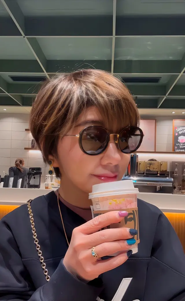 ネイビーコーデにニュアンカラーのピンクをの画像_4