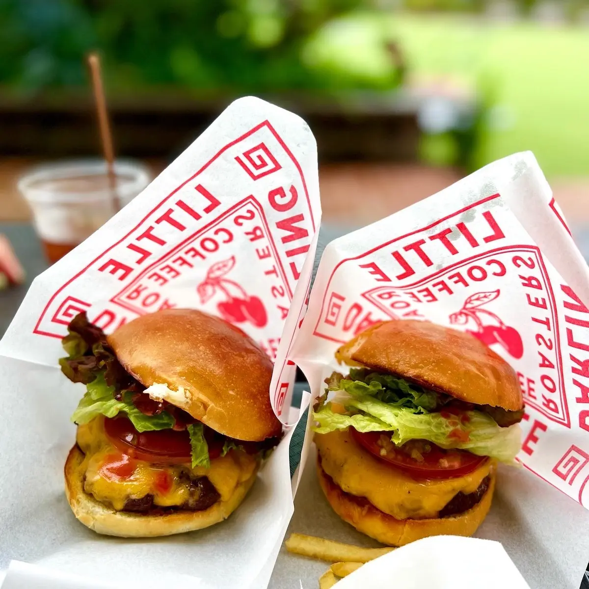 青山一丁目のカフェ「リトル ダーリン コーヒー ロースターズ」のアンガス牛のハンバーガー