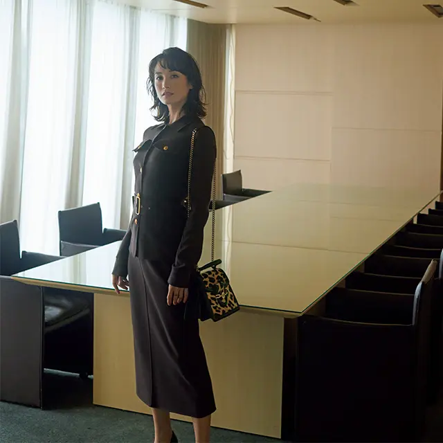 美シルエットと着心地を両立した、ゴールドがきわだつニット素材