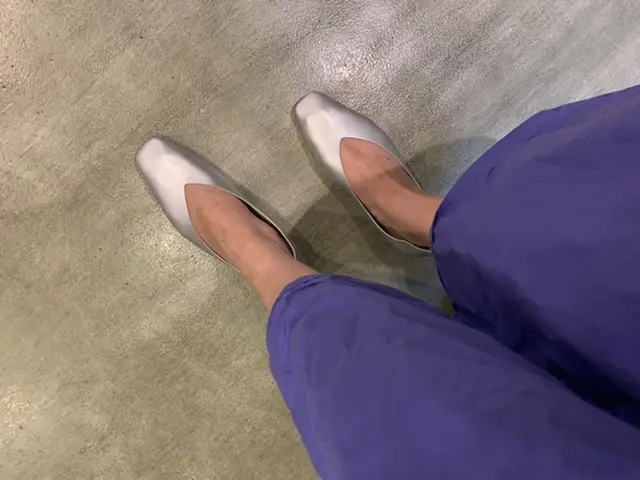 抜け感を演出❗️シルバーVカットシューズの画像_2