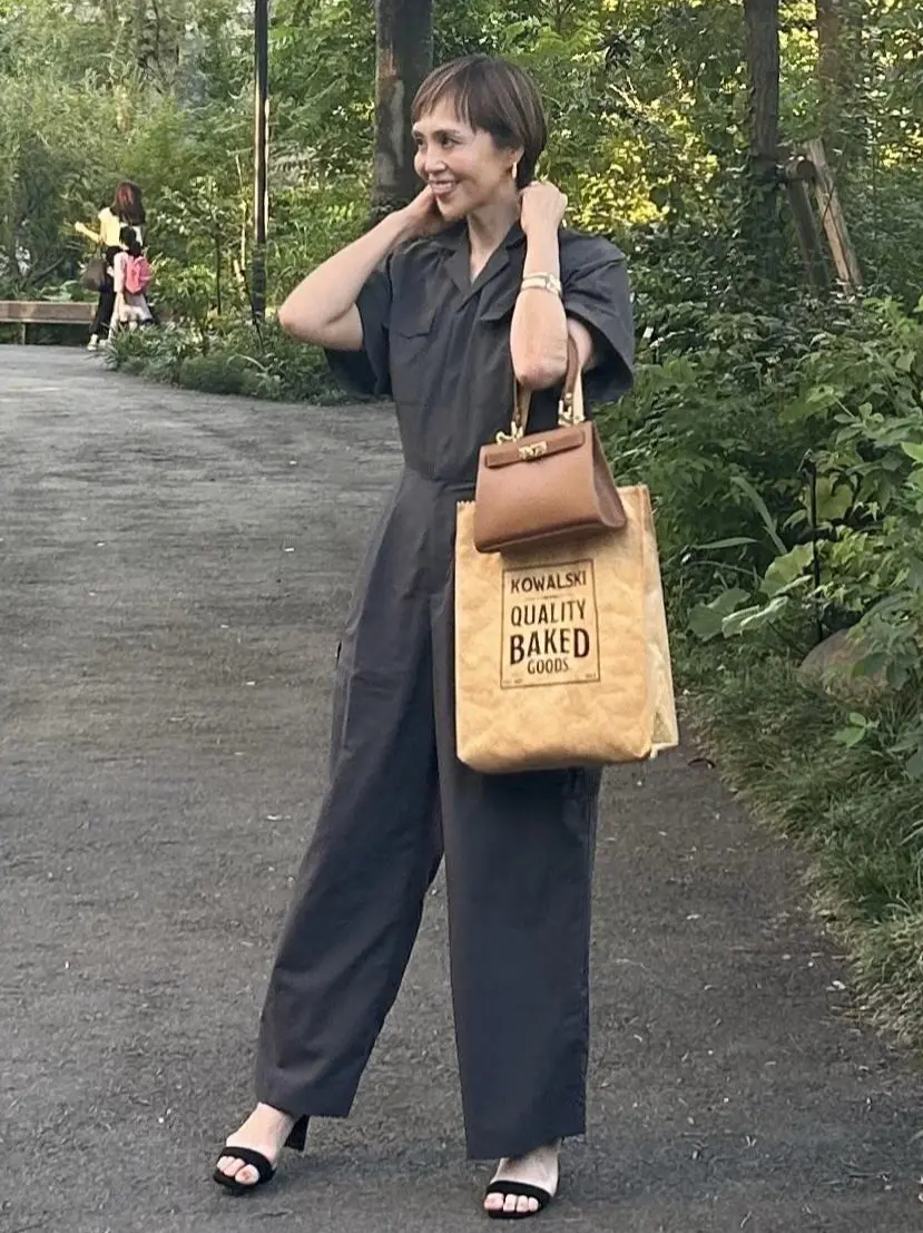 アラフィフオールインワン　50代オールインワンコーデ　襟付きオールインワン