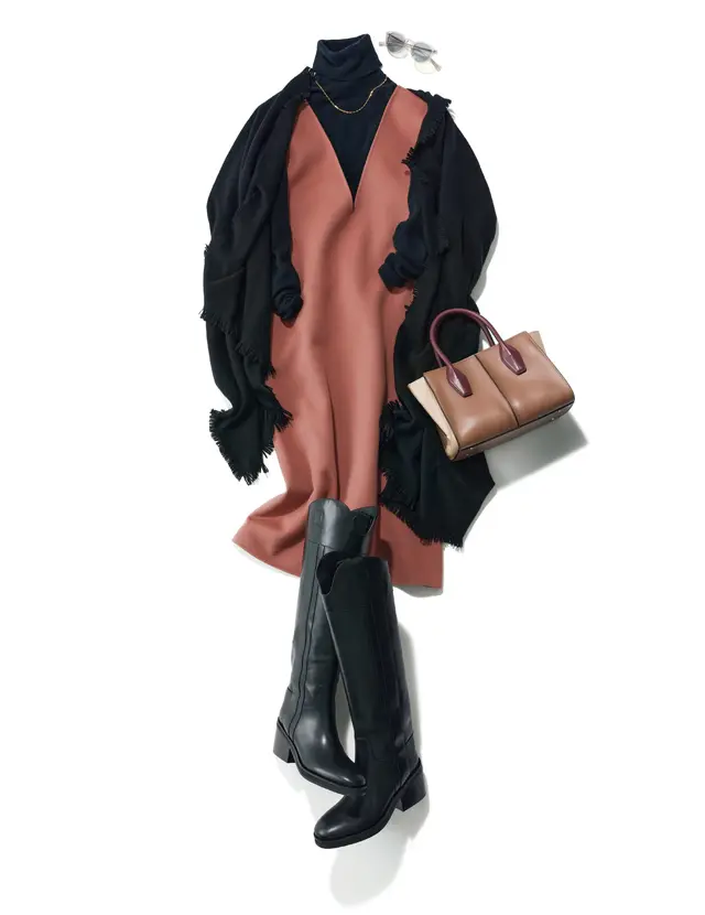 濃いベージュと黒のワンピースのコーデ