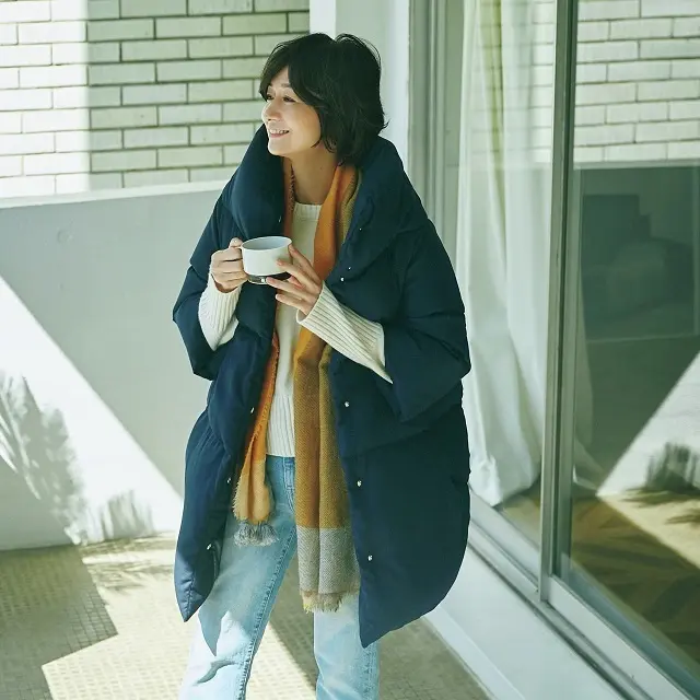 富岡佳子　ダウンコート￥149,000／ヘルノ・ジャパン（ヘルノ）