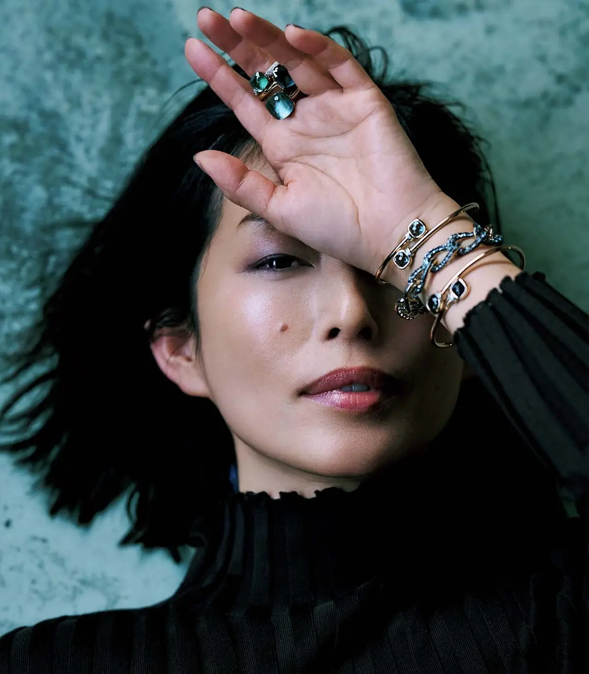 リングとブレスに 同系色をリフレイン