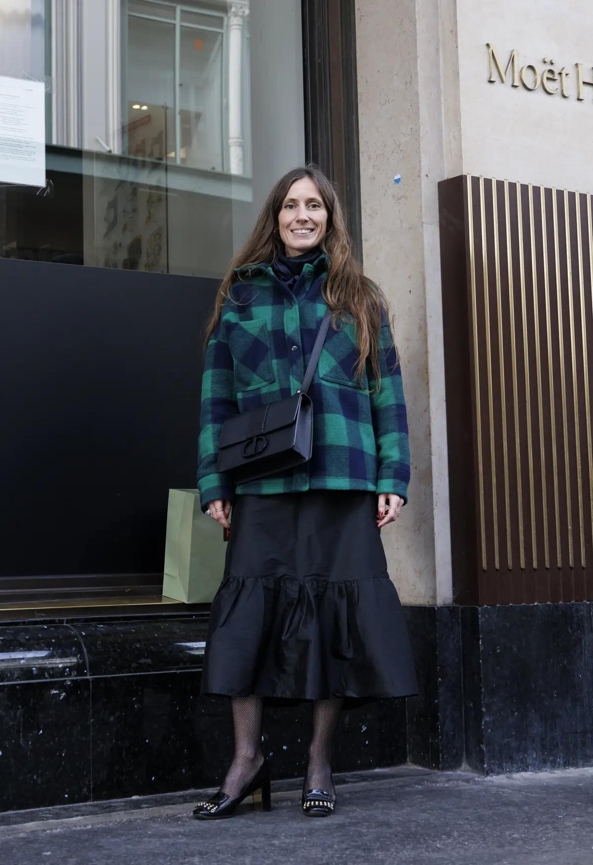 ファッションスナップ　スカーフ　ネルシャツ　スカートコーデ