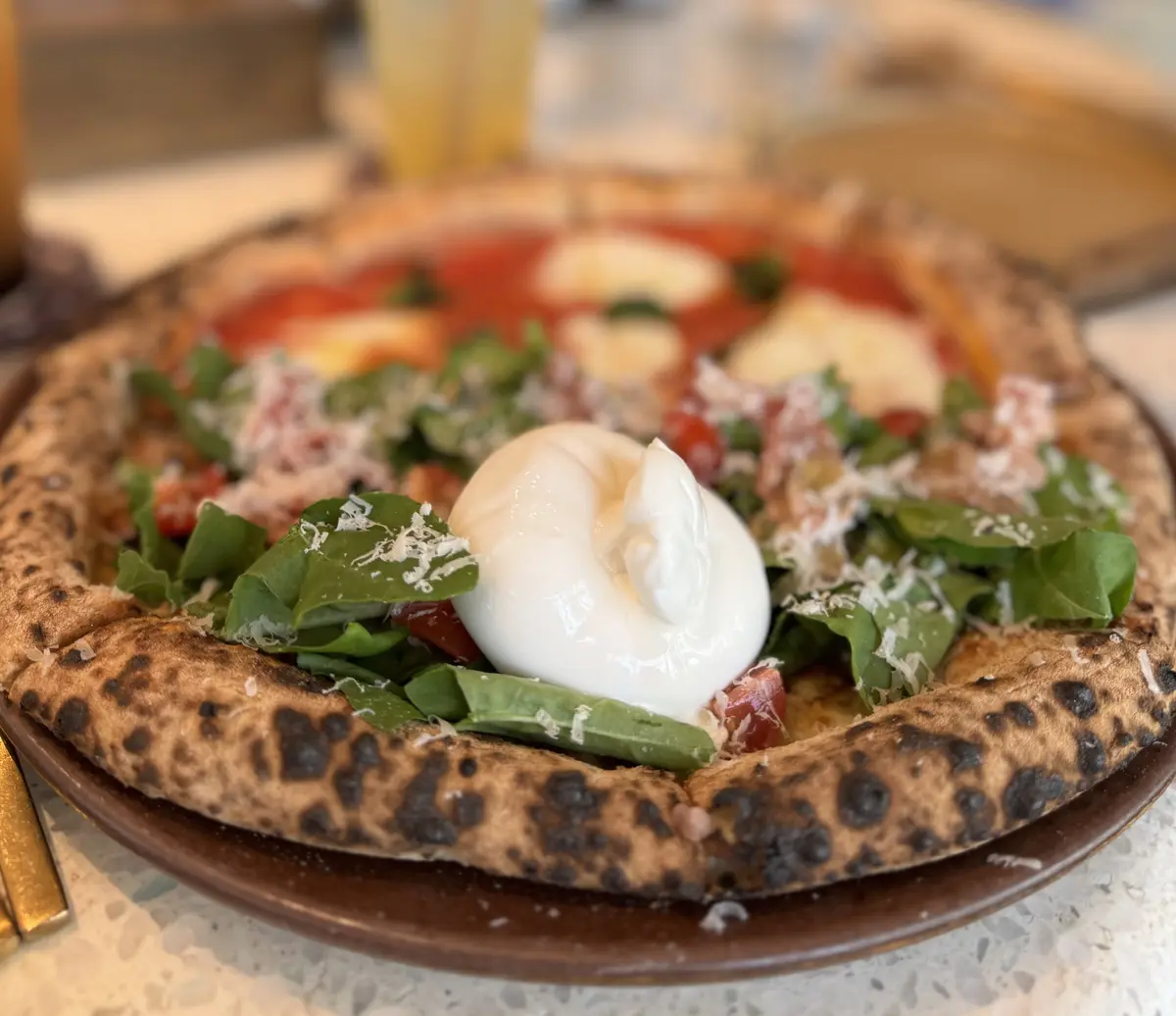 ブッラータのピザ