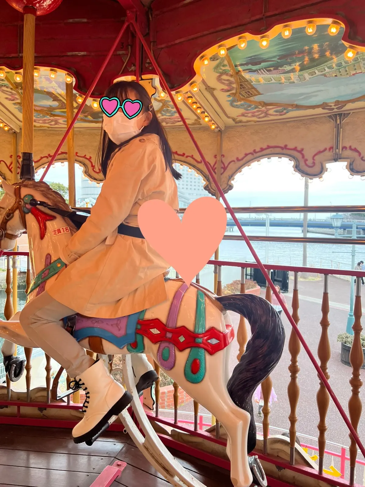 メリーゴーランドに乗る次女