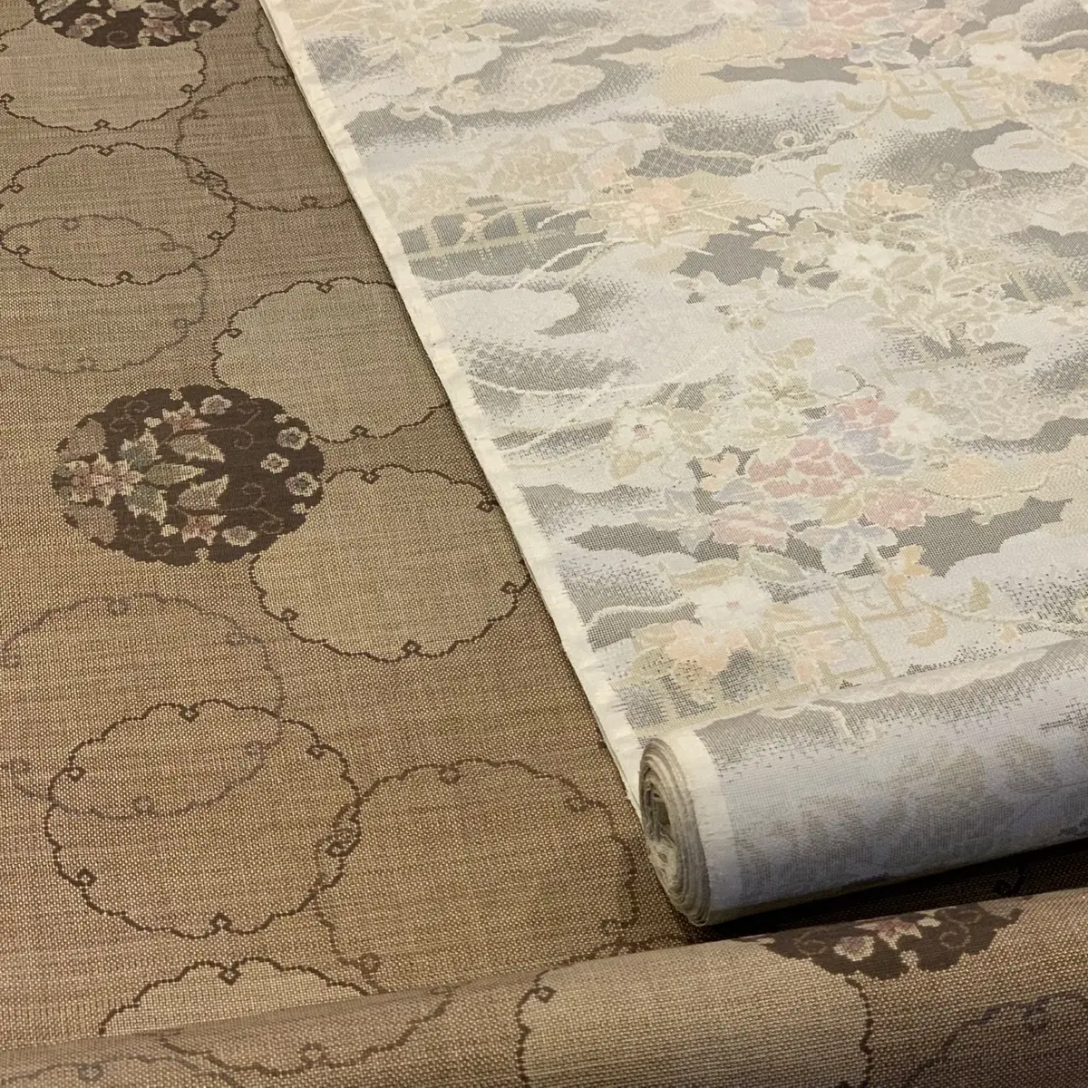 大島紬（左　泥大島　右　色大島）