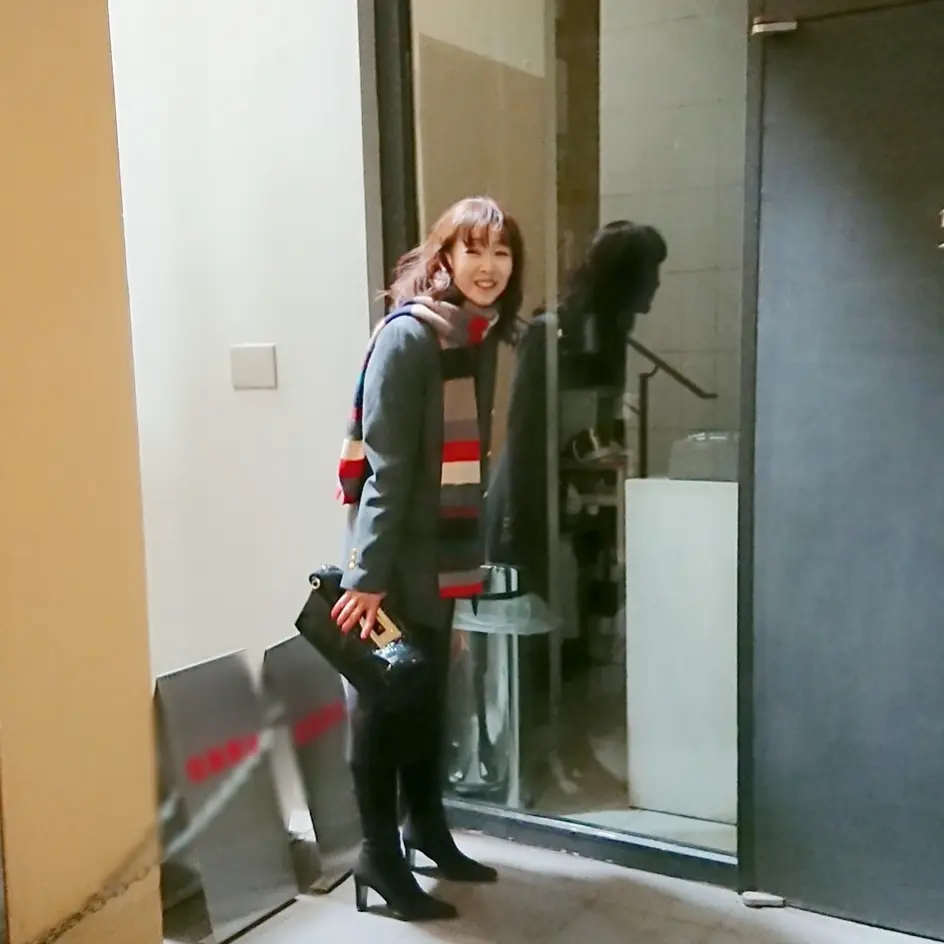 グレーコート  タイトスカート  ロングブーツ     ミニバッグ