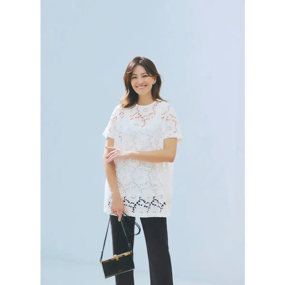 黒のスリムパンツで引き締めて、白レーストップスの華やかさを底上げ！最高気温33℃｜7/29(月)【50代の毎日コーデ】