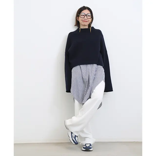 ネイビー＋ホワイトのさわやかな色合わせを、重ね着で旬バランスに