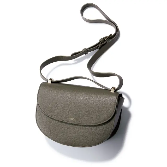 グレーやカーキみを含んだベージュならニュートラルで万能。 バッグ（H18×W24×D8cm）￥60,000／アー・ペー・セー カスタマーサービス（アー・ペー・セー）