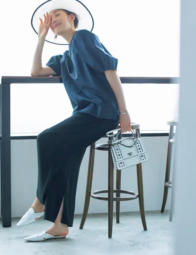 旬のスリットパンツにはポインテッドミュールでモード感をプラス