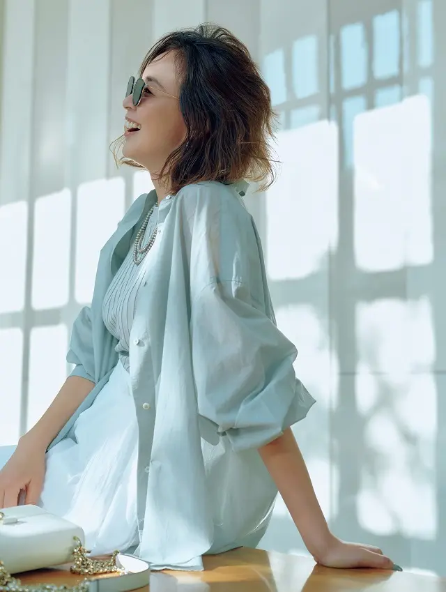 エアリーに透けるチュニックシャツが女らしさを担う