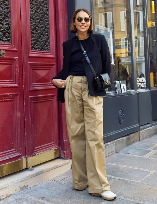 パリジェンヌは「黒」を全身バランスよく着こなす！【パリマダムの冬スタイルSNAP】