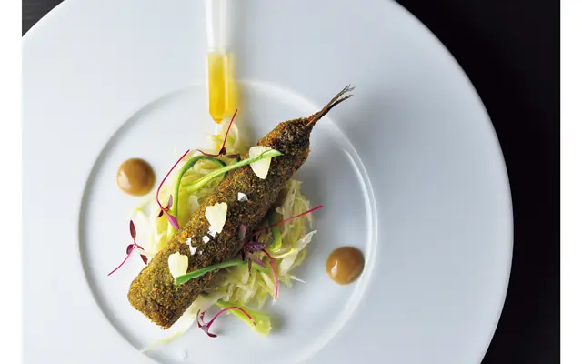 「サルシッチャを詰めたイワシのフリット クリーミーなアンチョビのソース 少しだけ苦みの効いたサラダ フレッシュレモンとペペロンチーノオイルをお好みで」。料理はすべておまかせコース￥13,000～。ワインペアリングもあり　