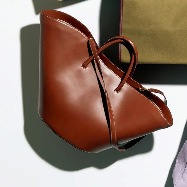 なめらかで美しい曲線は、腕にかけるとすっきり収まる実用性もあり