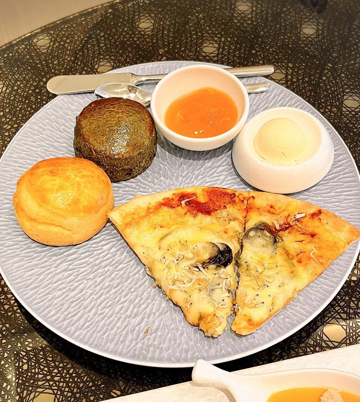 東京會舘、本舘、東京會舘本舘、フォアグラ、フォア・グラ、ポタージュ、フォアグラ入り野菜のポタージュ、ポタージュ、スープフリーフロー、苺づくしのアフタヌーンティーセット、アフタヌーンティー、苺アフタヌーンティー、ストロベリーアフタヌーンティー、よもぎ、スコーン、よもぎスコーン、プレーン、ピザ、シラス、しらす、ちりめんじゃこ、チーズ、アプリコット、ジャム、アプリコットジャム、クロテッドクリーム