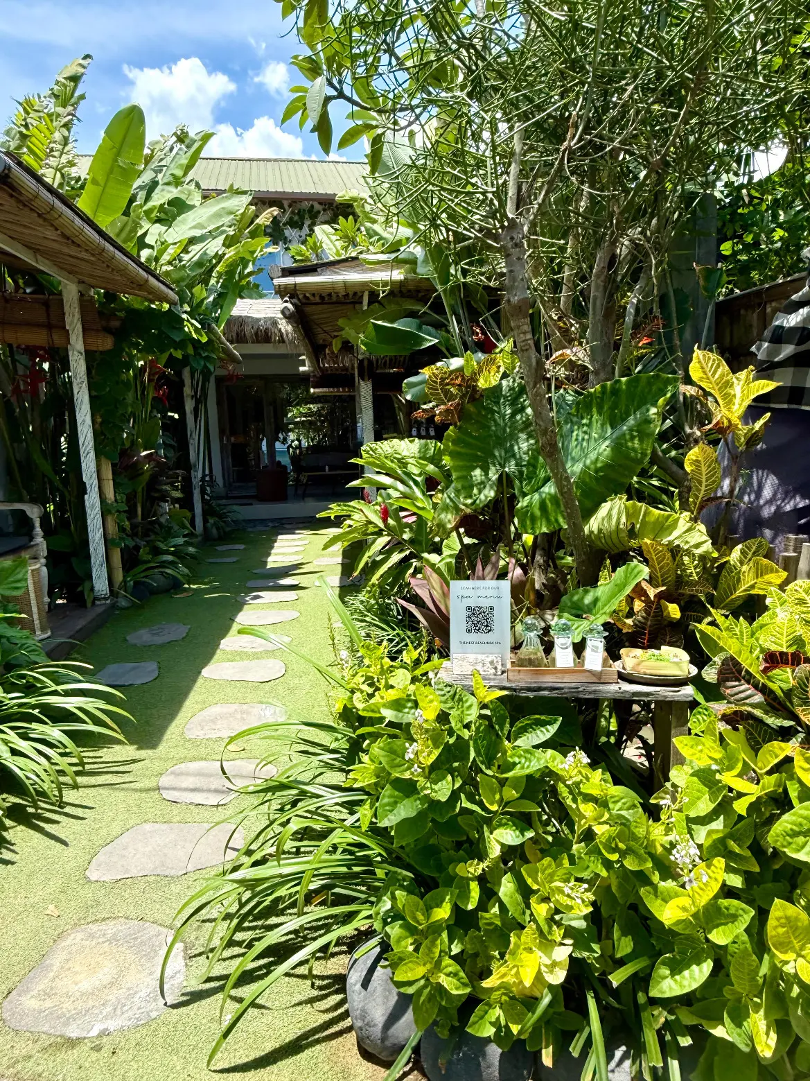 50代夫婦旅行　BALI 　バリ島　サヌール　マッサージ　The NEST　バリニーズマッサージ　spa 入り口