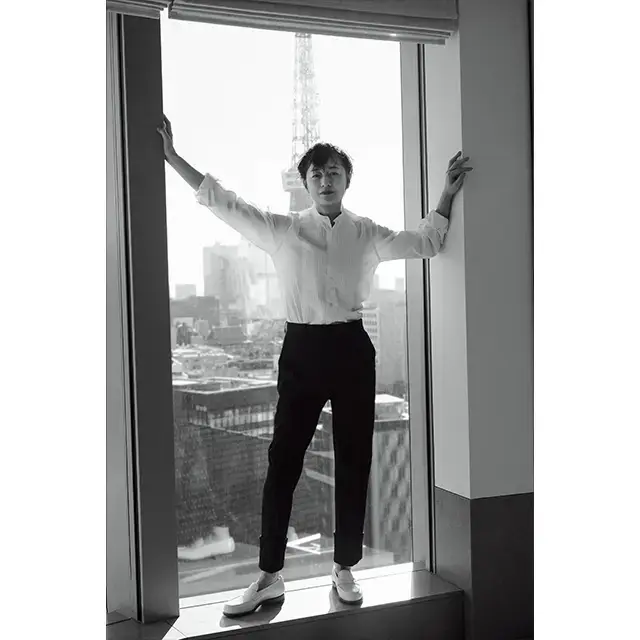 富岡佳子55歳 スペシャルインタビュー　シンプルに、軽やかに、“自分色”の輪郭を描いて