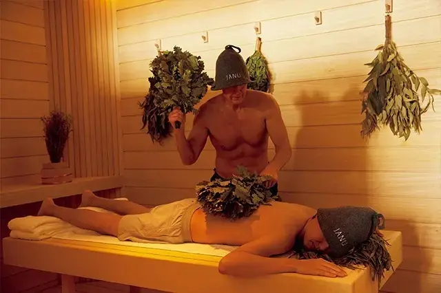 バーニャスペシャリストによる本格指導のもと、白樺の若い枝葉を束ねたヴィヒタで