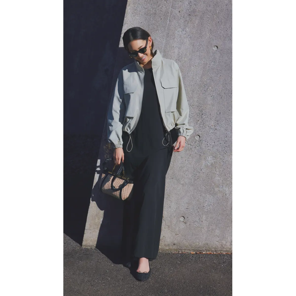 ライトグリーンのブルゾンに黒ワンピースを合わせたコーデ　モデル・LIZA