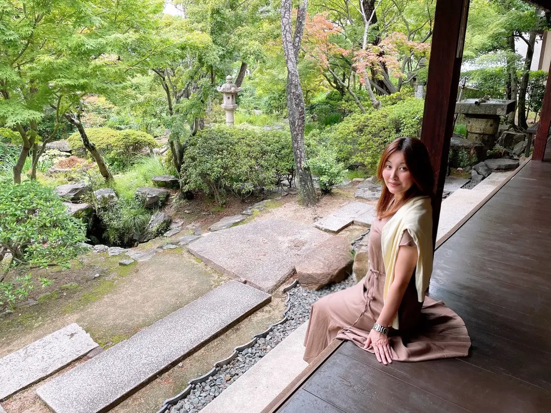 庭園　縁側に座る女性