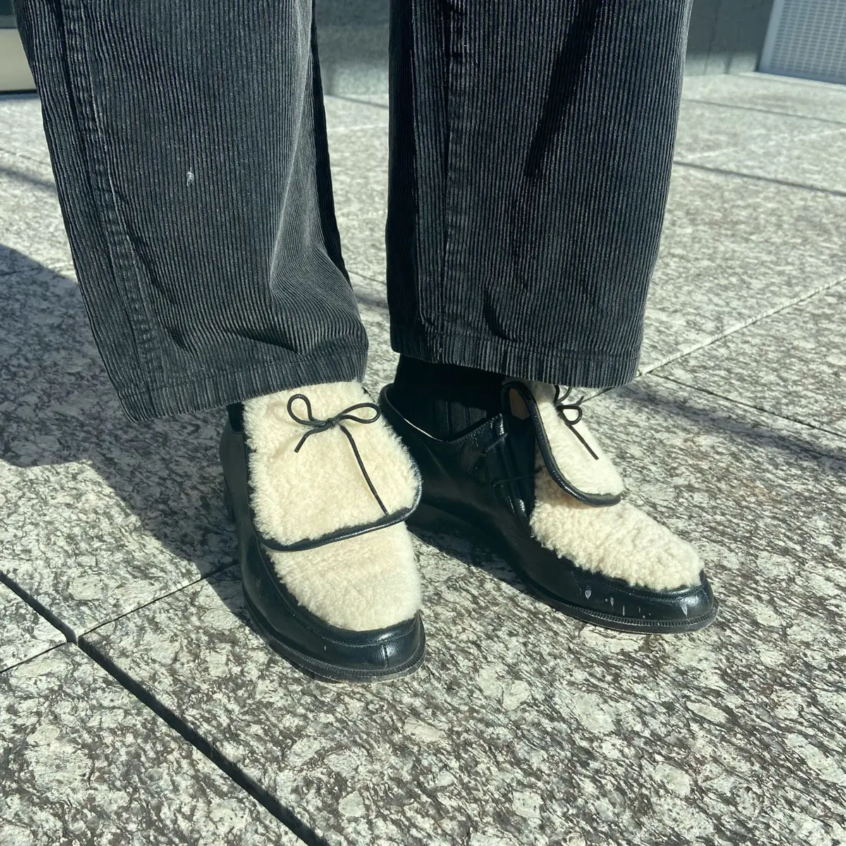 甲の白いムートンがなんともかわいいチロリアンシューズをブラックデニムに合わせたK持。