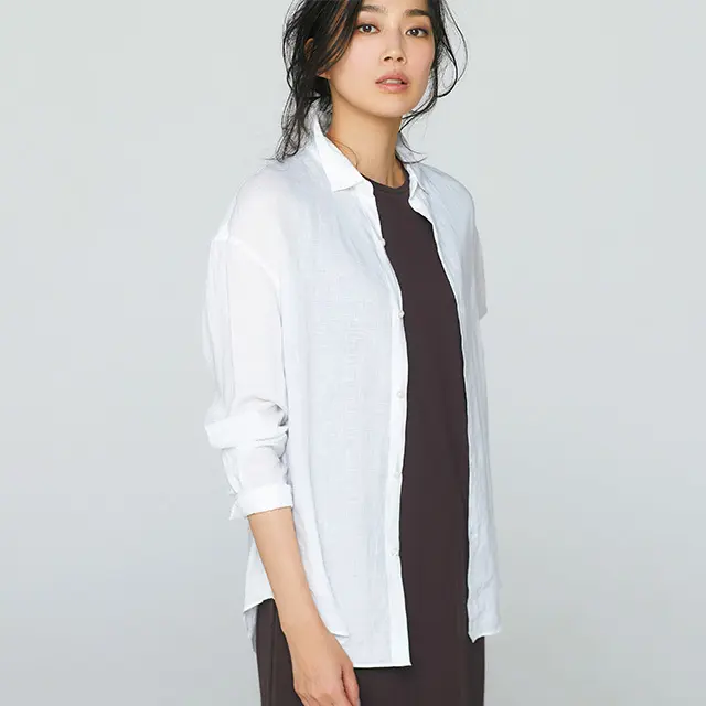 シャツ￥19,000／ギャルリー・ヴィー 丸の内店（ギャルリー・ヴィー）　ワンピース￥19,000／エイトン青山（エイトン）