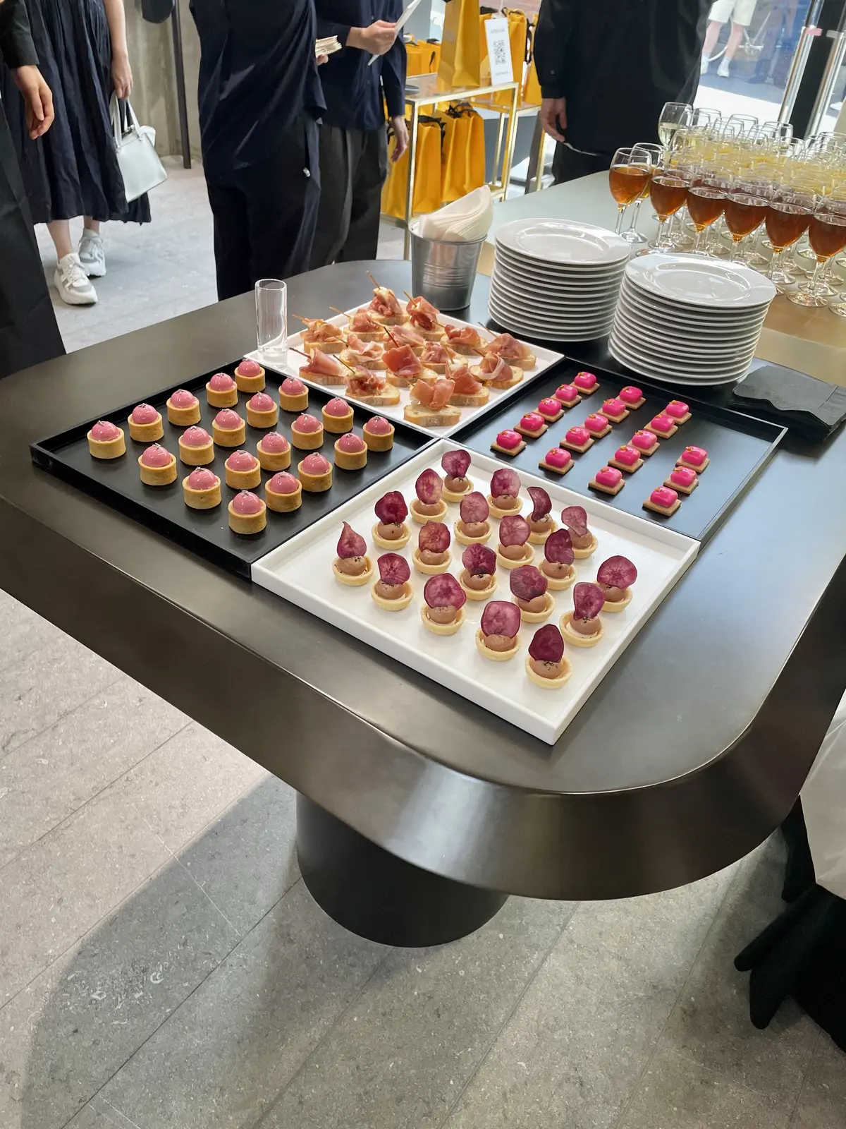 アスペジ、ASPESI、ASPESI青山店、オシャレ、モダン、建物、エクラ華組、華組、エクラJマダム、Jマダム、店内、イベント、エクラ&ASPESIショップイベント、フィンガーフード、ウーロン茶、スパークリングワイン、シャンパン、オレンジジュース