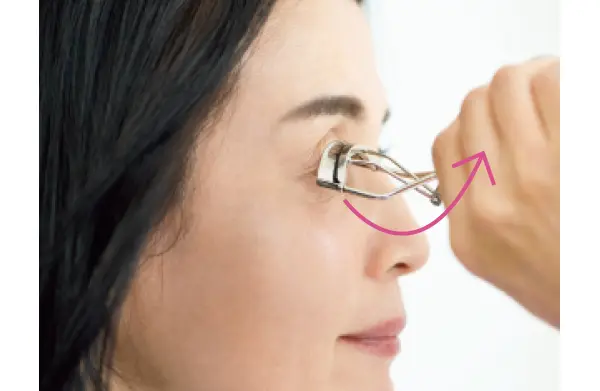 手首を返しながら上向きにカールすると