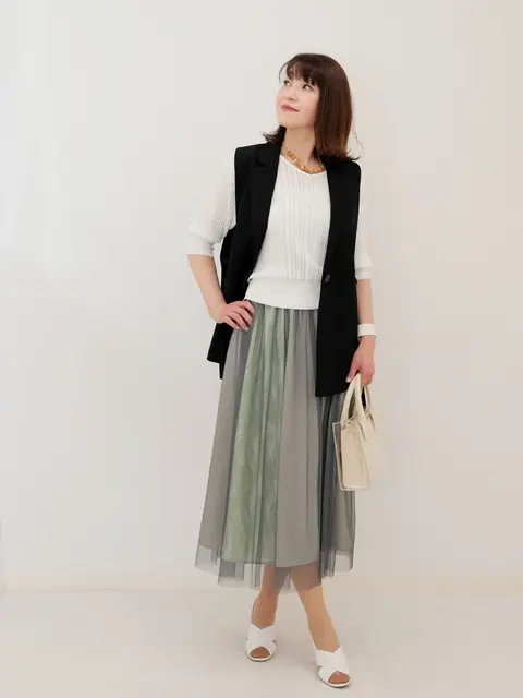 ジレを合わせたスカートコーデ