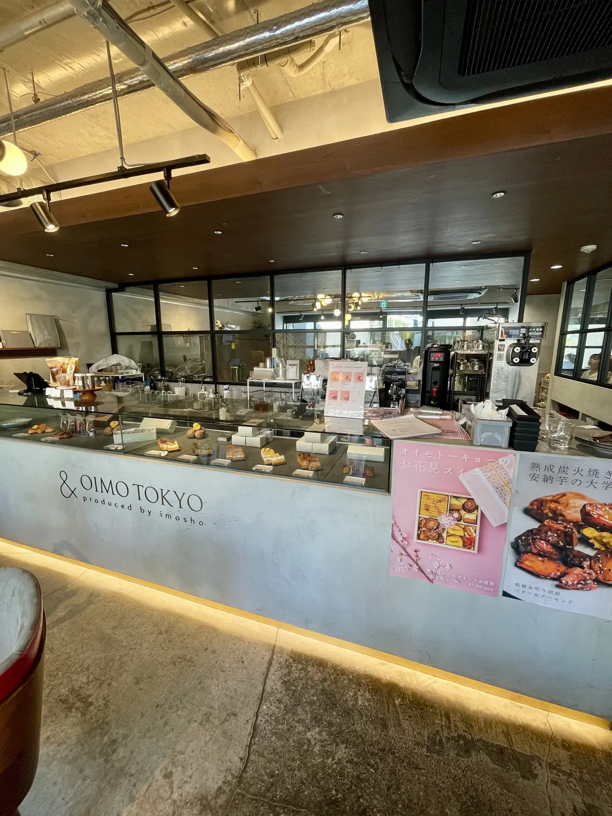 お洒落、お洒落空間、おしゃれカフェ、お洒落カフェ、絶品スイーツ、スイーツ、蜜芋、蜜芋パフェ、苺、いちご、イチゴ、ジェラート、アイス、バニラアイス、ミルクアイス、店内、グルテンフリースイーツカフェ、グルテンフリー、お芋パフェ、蜜芋パフェ、OIMOパフェ、& OIMO TOKYO CAFE、お芋カフェ、カフェ、お洒落、お洒落カフェ、おしゃれカフェ、中目黒、大人空間、テイクアウト、ショーウィンドウ、カウンター