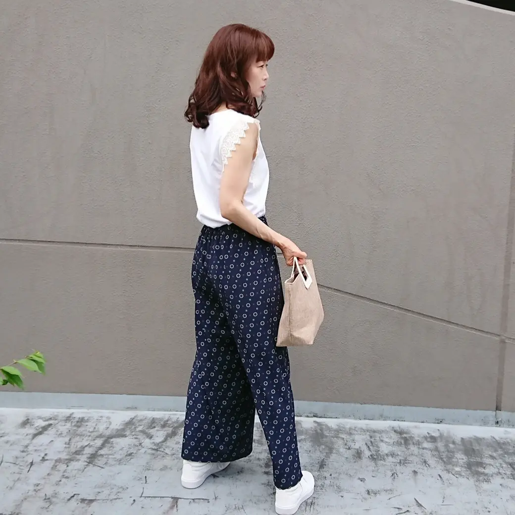 レースTシャツ   ネイビーパンツ