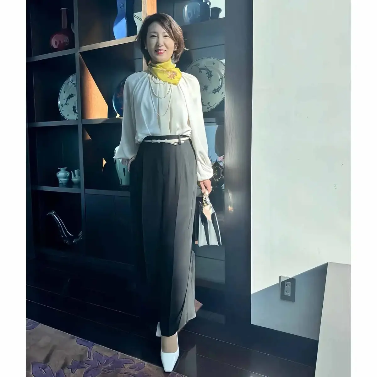 シンプルな冬のモノトーンコーデが一気に華やかに！おしゃれな50代愛用の「スカーフ・ストール」5選