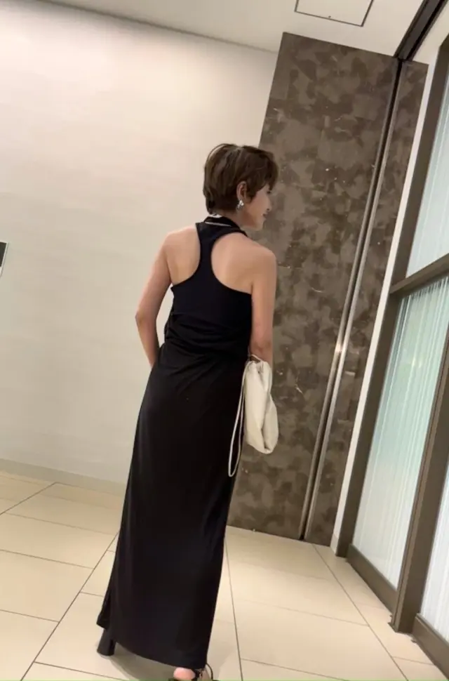 ブラックのドレスでお出かけスタイル。の画像_9