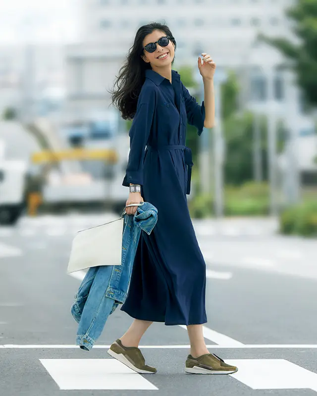 ネイビーワンピースにカーキのスリッポンの足もと。こなれ感漂う配色