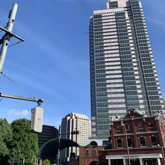 横断歩道から見える恵比寿ガーデンプレイス外観