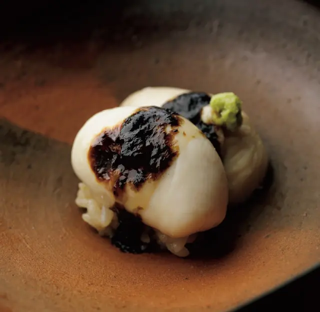 ぷっくりしたフグの白子の下に鮨めしが