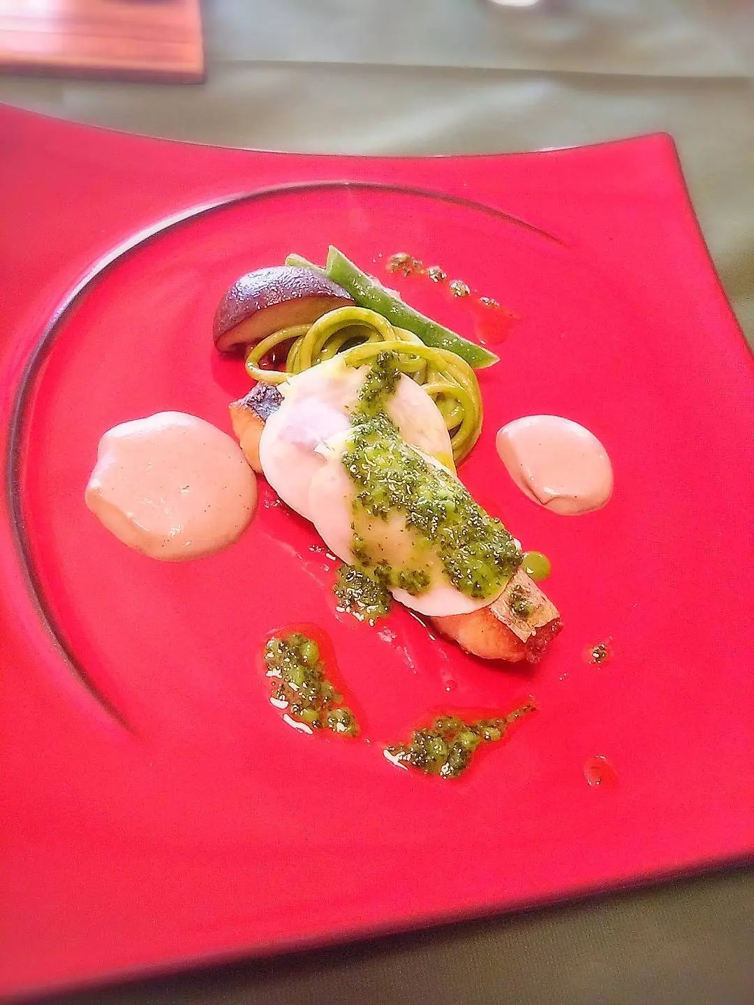 お魚料理はサワラのポワレ