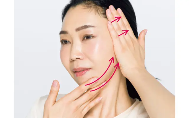 頰のたるみを引き上げつつ、あごラインを流す