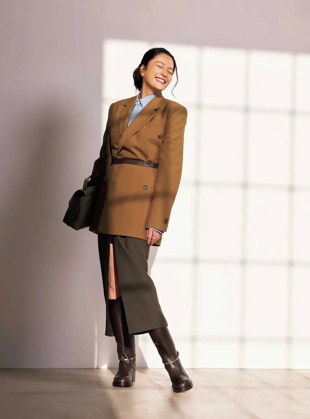 キャメル、ライトブルー、カーキ。メンズライクな色合わせで、ジャケットのドレスアップを洒脱に魅せて