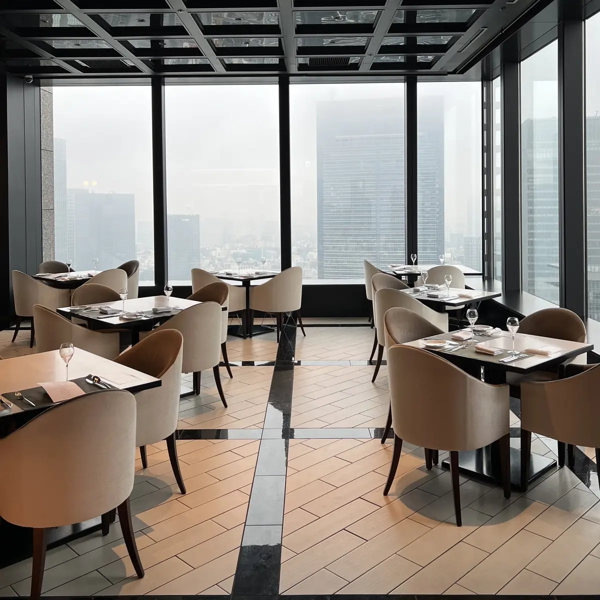 丸の内ビルディング36階　フレンチレストラン　「BREEZE OF TOKYO 」店内写真