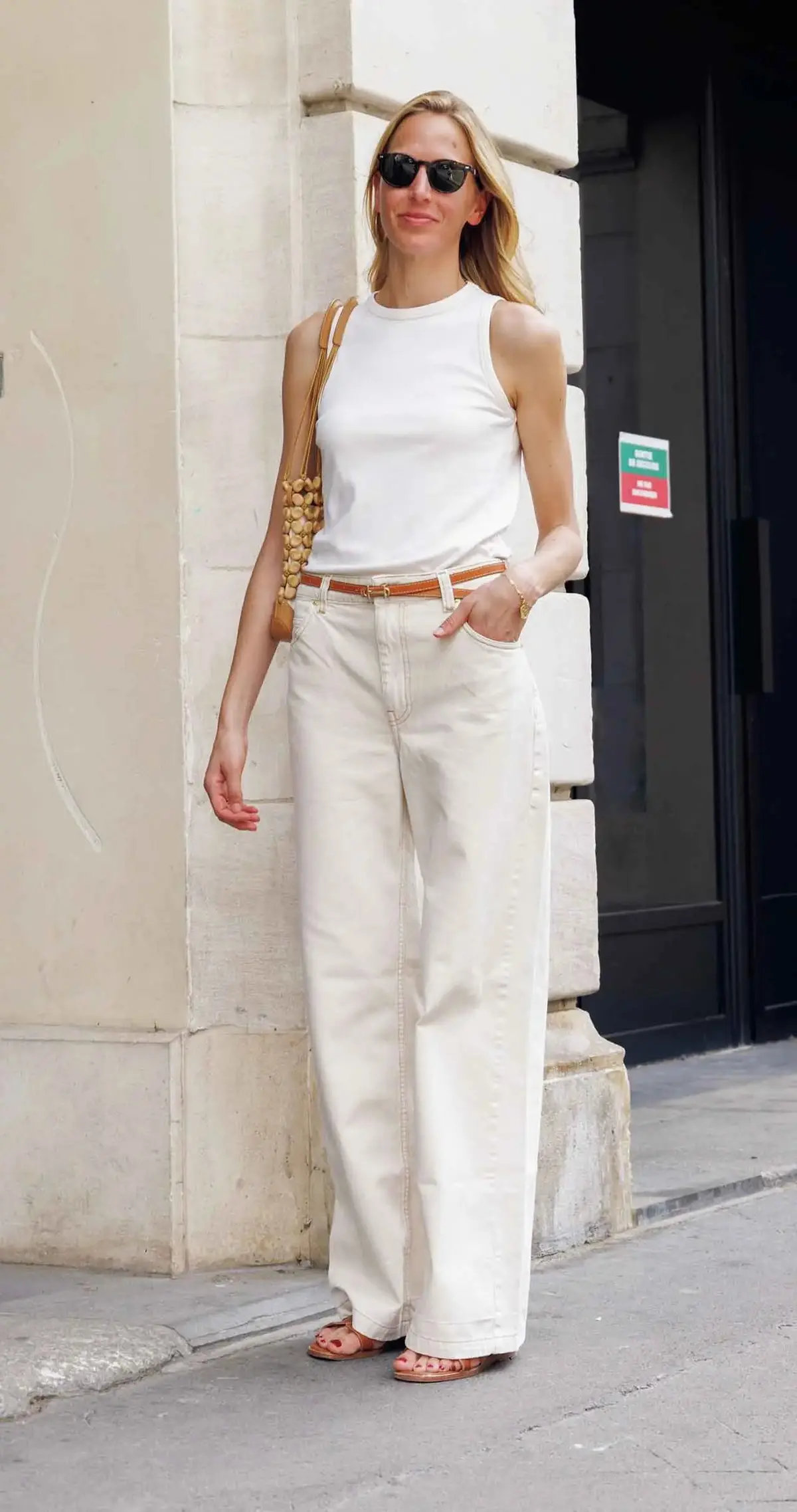 トップスとパンツはMassimo Dutti、ベルトとサンダルはエルメスで、