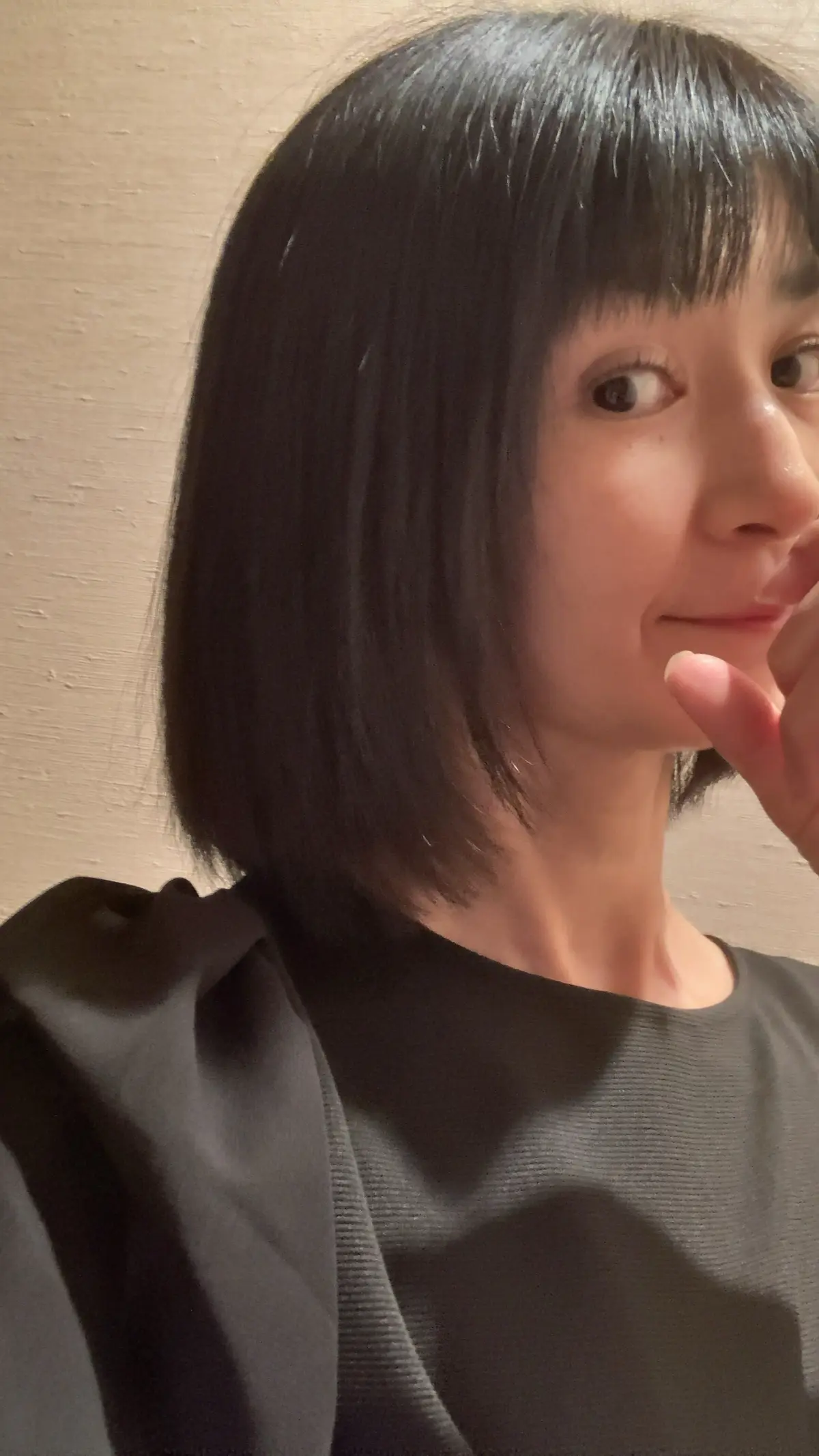 【50代のミディアムヘア】黒髪ミディアムの画像_2